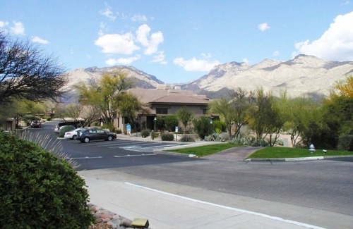 Tucson Condo | The Greens Hike, Relax, Golf, Swim, bike First floor with views!