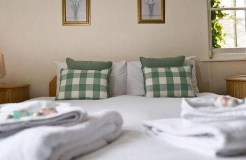Aldbury Hotel | The Greyhound Inn Aldbury