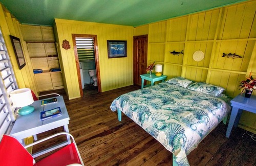 Guanaja Resort | THE GUANAJA ROOM B & B PACKAGE IN A BEACHFRONT CARIBBEAN BOUTIQUE RESORT