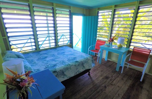 Guanaja Resort | THE GUANAJA ROOM B & B PACKAGE IN A BEACHFRONT CARIBBEAN BOUTIQUE RESORT