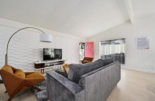 South River City House | The Guava Door - Cheerful Mid-Century - big yard, free parking