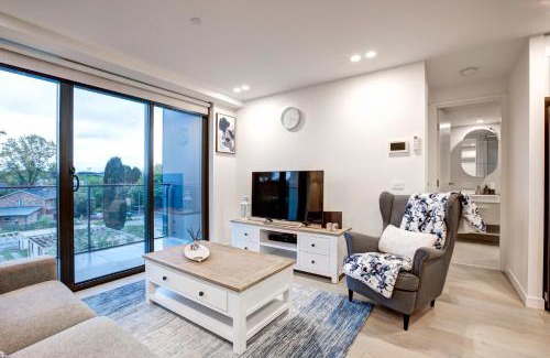 Dickson Apartment | The Hamptons - Lux 2 Bed 2 Bath, Pool - Central Location