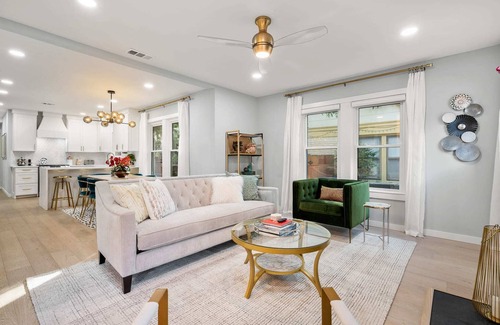 Dallas House | The Hansel-Modern 4 Bed, 3 Bath Bungalow, Hot Tub