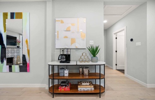 Dallas House | The Hansel-Modern 4 Bed, 3 Bath Bungalow, Hot Tub