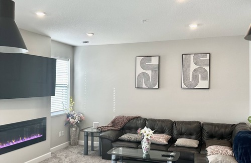 Maple Grove House | The Happy Hideaway suitable for family and friend's getaway.