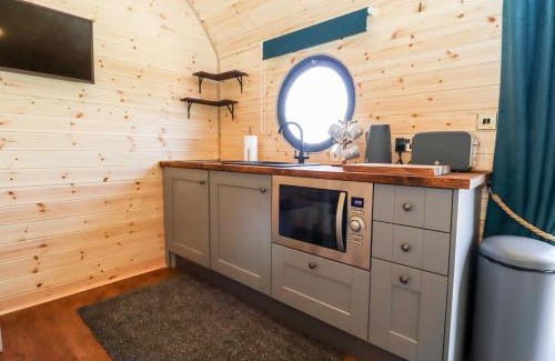 Chipping Norton House | The Happy Valley Pod