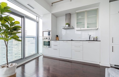 Toronto Entertainment District Hotel | The Harbour Suites & Towers Financial District