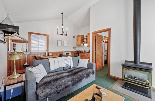 Downtown Cannon Beach House | The Harrison Inn * Blue Sky Suite - New Listing! Beachcomber Vacation Homes