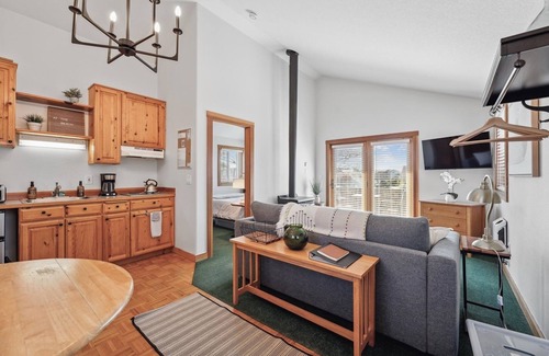 Downtown Cannon Beach House | The Harrison Inn * Blue Sky Suite - New Listing! Beachcomber Vacation Homes