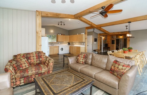 Utterson Cottage | The Hatch - your family lakehouse retreat in Muskoka w/Sauna & Hot Tub