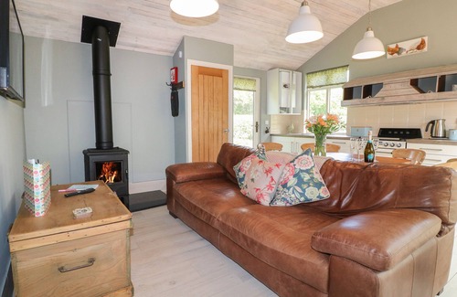 Rugeley Cottage | THE HEN HOUSE, pet friendly, with hot tub in Rugeley