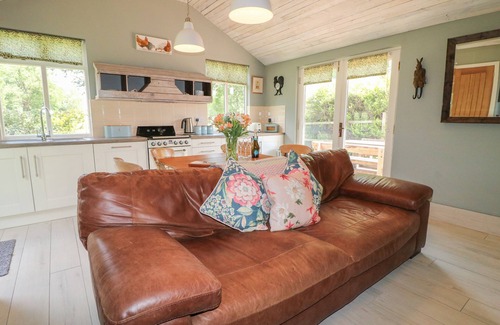 Rugeley Cottage | THE HEN HOUSE, pet friendly, with hot tub in Rugeley