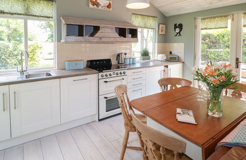 Rugeley Cottage | THE HEN HOUSE, pet friendly, with hot tub in Rugeley