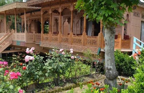 Dal Lake Hotel | The Heritage Group Of Houseboats
