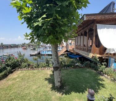 Dal Lake Hotel | The Heritage Group Of Houseboats