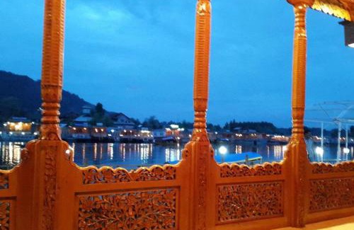 Dal Lake Hotel | The Heritage Group Of Houseboats