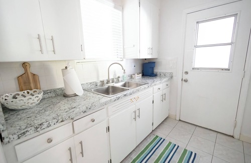 Stuart House | The Hibiscus Haven~ centrally located near hospital/downtown Stuart
