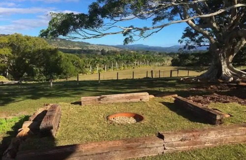 Ewingsdale Cottage | The Hideaway@Byronhomestead is set on 12 acres with 3 other properties sleeps 5