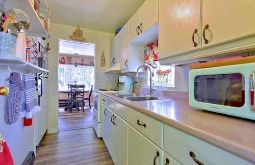 Colchester Cottage | The Hideaway- Lake view Cottage In Wine Country