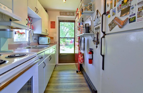 Colchester Cottage | The Hideaway- Lake view Cottage In Wine Country