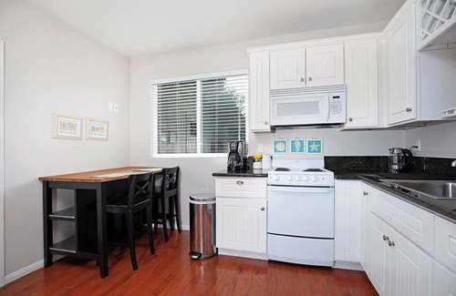 Morena Apartment | The Hideaway of Silver Terrace, located near Old Town, Sea World & Beaches.