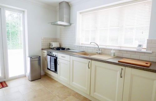 Verwood Cottage | THE HIDEAWAY, romantic, with a garden in Verwood