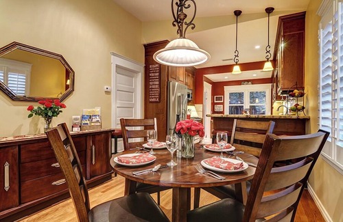 University Heights House | The Hillcrest Bungalow.NO Deposit City Center Location, 15 min to Beaches