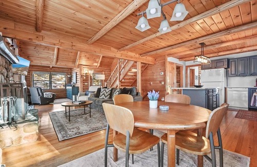 Beulah Cabin | The Hillside Hideaway at Crystal Lake - Gorgeous with Great Outdoor Deck and Spa!