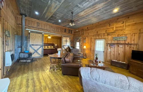 Mountain View Cabin | The Hilltop Cabins - Music Room