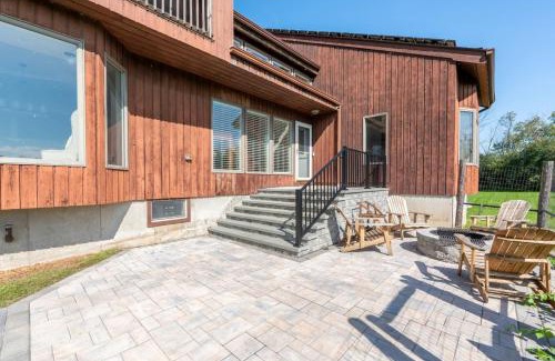 Warwick House | The Hilltop Fenced 8-Acre Dog-Friendly Retreat
