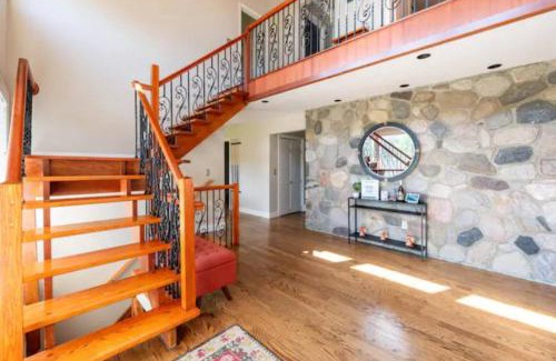 Warwick House | The Hilltop Fenced 8-Acre Dog-Friendly Retreat