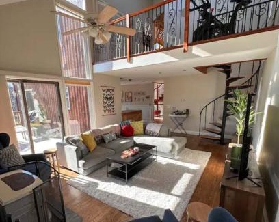 Warwick House | The Hilltop Fenced 8-Acre Dog-Friendly Retreat