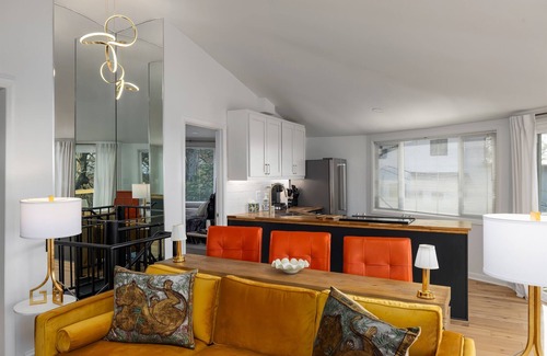 Forest Park House | The Hobbit House - City Views/Deck & Patio/Firepit