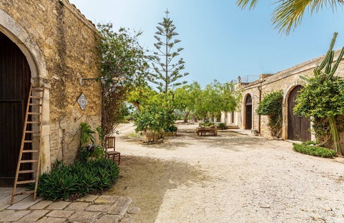 Vittoria House | The Holiday & Art Seahorse HousenTenuta Bastonaca - Casale "Moresco"nnn