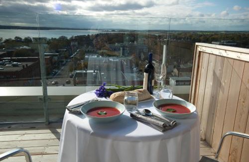Queens Square Hotel | The Holman Grand Hotel