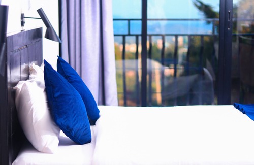 Meru Hotel | The Hotel Ezri