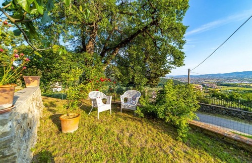 Montemurlo House | The House of Roses, surrounded by greenery
