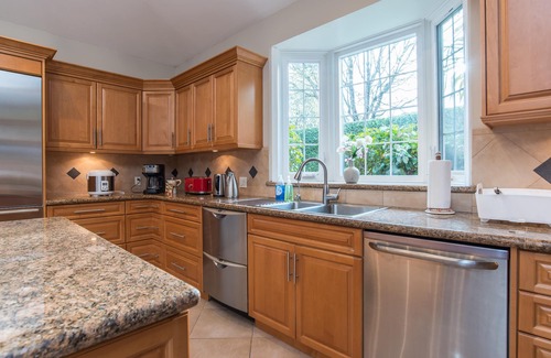 Oakridge House | The Hudson House ❤️Luxurious 8 BR+6 BA in Central Van with Jacuzzi and Sauna ❤️