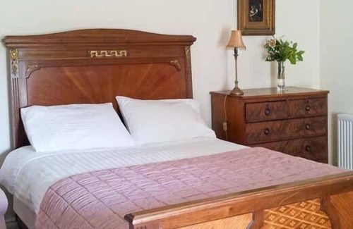 Woodford Cottage | THE HUMBLE DAISY, pet friendly in Woodford, County Galway