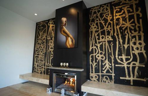 Hollywood Hills West Villa | The Icon on the Hollywood Hills