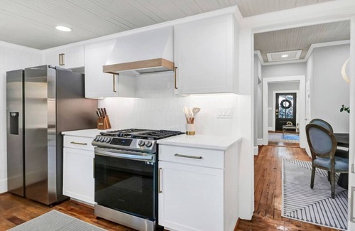 Earlewood House | The Indigo - 2BR w/Hot Tub & Outdoor Space
