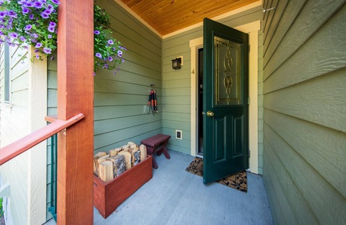 Croftville Condo | The Inn at Croftville Road Cottages #4. On the Shore of Lake Superior.