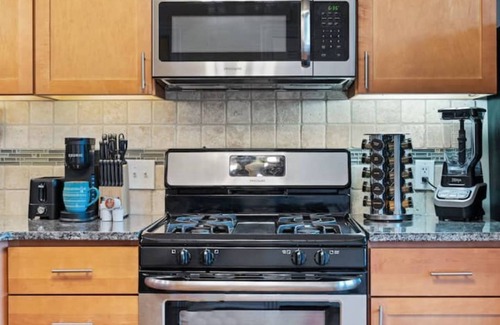 North Center Apartment | The Irving Park Hideaway – Prime Location w/Patio & Parking!