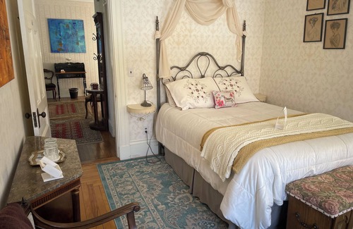 Guilford Bed & Breakfast | The Isobel Room - Full Bed - The Guilford Bed & Breakfast