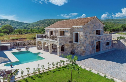 Businci Villa | The James Bond Mansion - Jacuzzi, Pool and Games