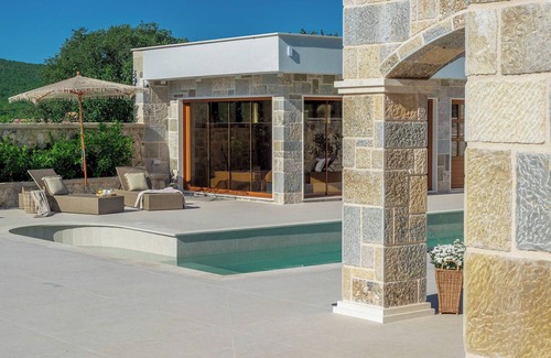 Businci Villa | The James Bond Mansion - Jacuzzi, Pool and Games