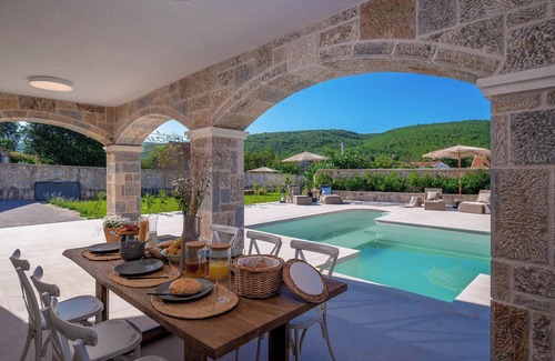 Businci Villa | The James Bond Mansion - Jacuzzi, Pool and Games
