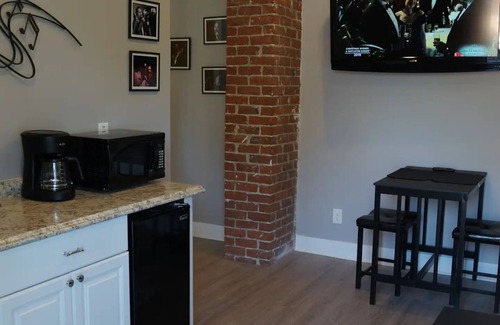 Downtown Riverside Apartment | The Jazz Room