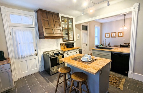 Hannibal House | The John Sydney House - Family and Pet Friendly Historic Home Downtown