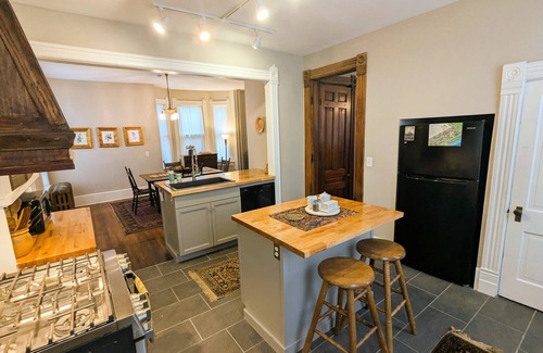 Hannibal House | The John Sydney House - Family and Pet Friendly Historic Home Downtown